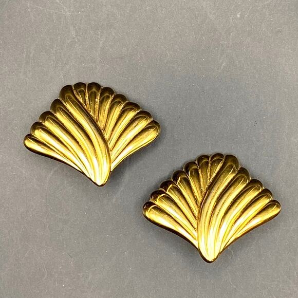 Vintage MONET Fan Sea Shell Earrings Clip On Shiny Gold Tone Classic - Picture 3 of 7